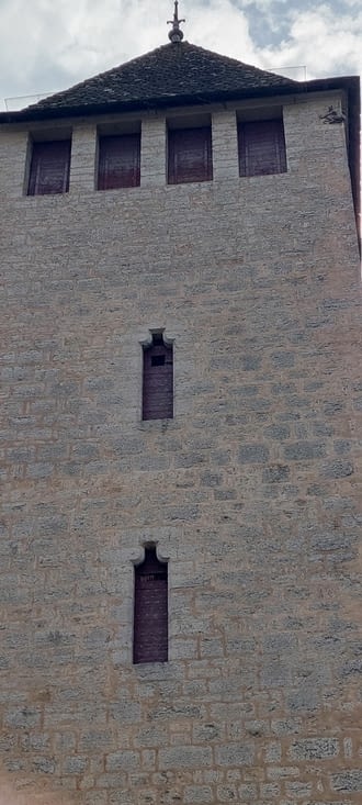 Et son diablotin qui essaie d'enlever la dernière pierre....