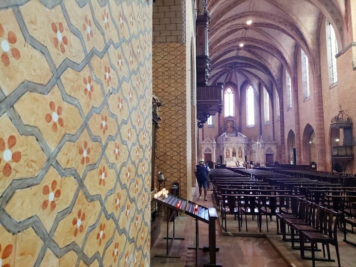 L'église a la particularité d'être 'repeinte' a l'ancienne