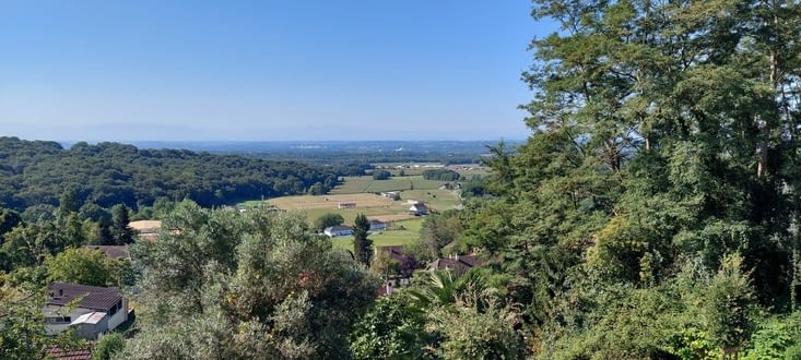 Pamorama depuis Arthez, on devine les Pyrénées dans la brume