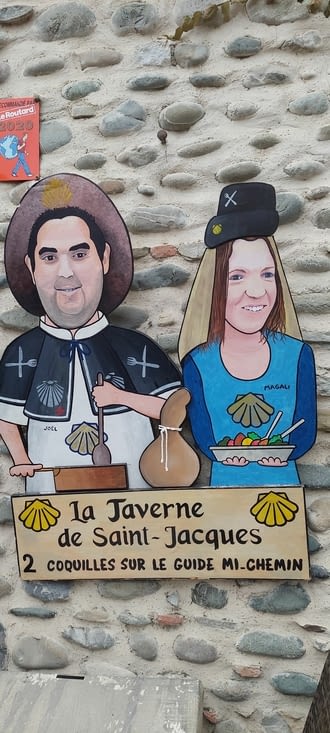 Le soir, on fête le départ de l'équipe à Dédé