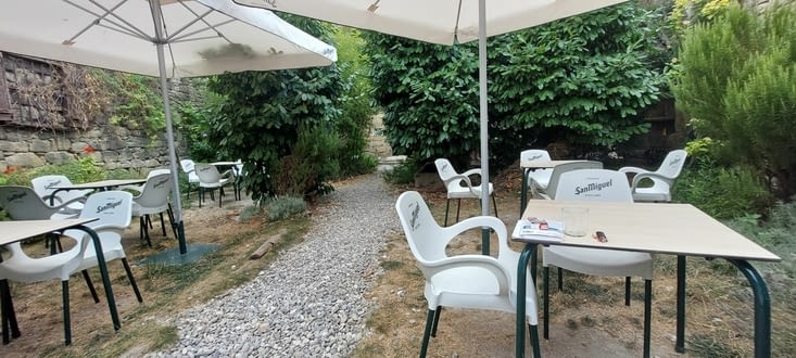 Et le gîte, avec un joli petit jardin.