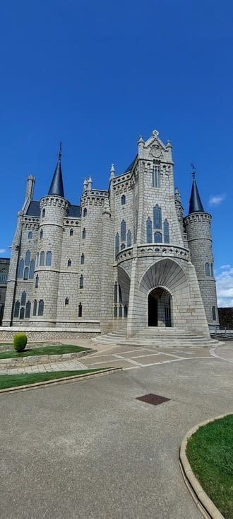 Le Palais épiscopal construit par Gaudi