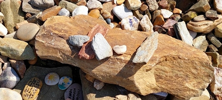 Il y laisse là symboliquement ce qui lui pèse...