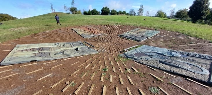 Elle me donne Rdv 'à la statue qui te tend les bras...'