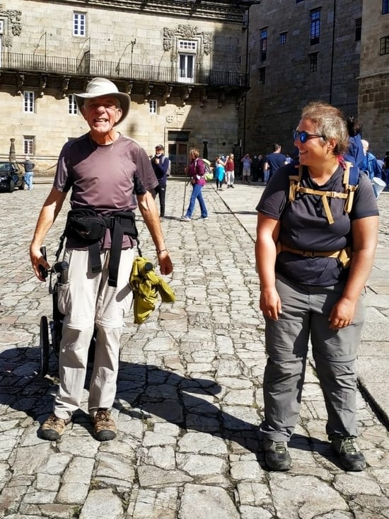 Une fois passée la porte, au son de la cornemuse, sur la place,
