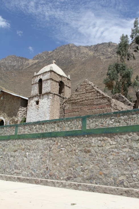 Eglise d'un village au creux du canyon