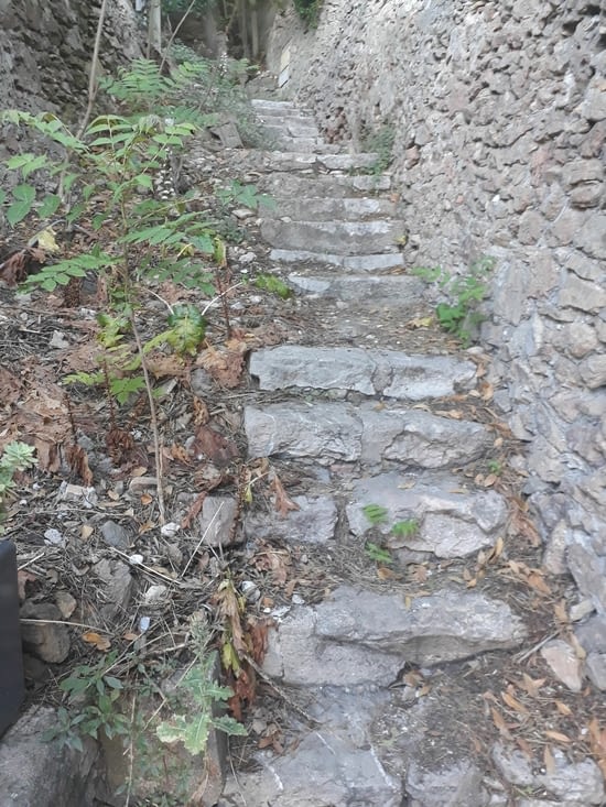 Un des divers escaliers successifs