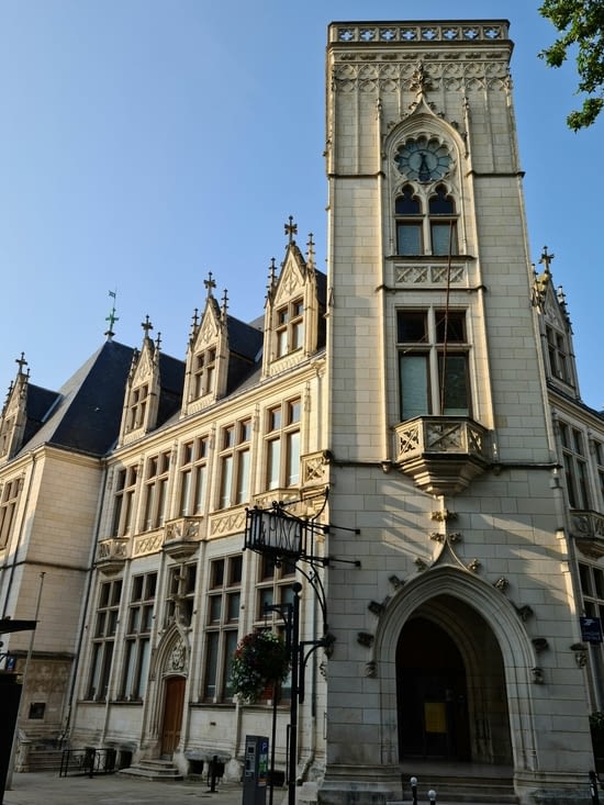 Le beffroi de la Poste, inspiration lilloise ?