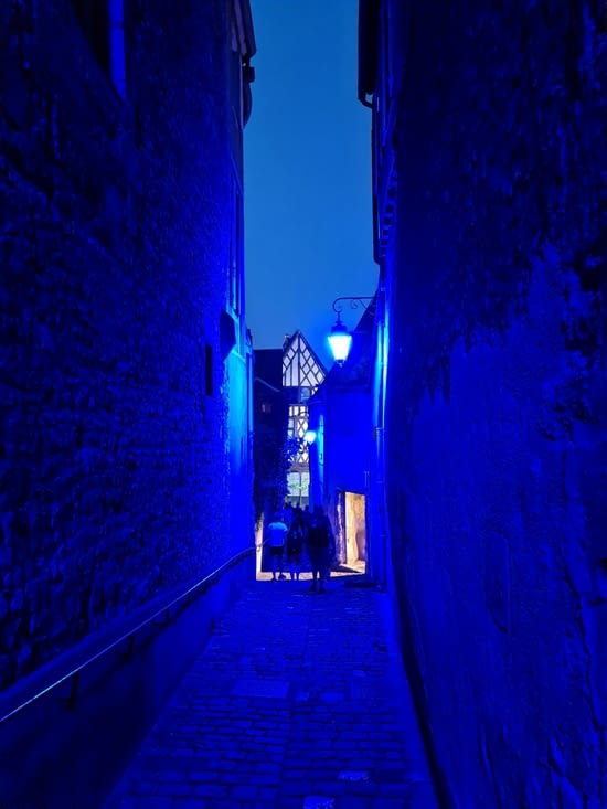 Le passage de l'escalier George Sand tout de bleu éclairé
