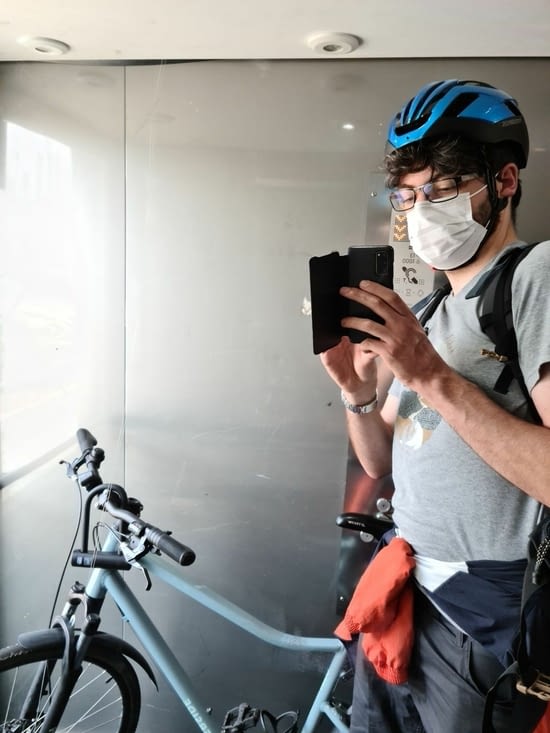 Quick selfie dans un ascenseur lugubre mais pratique de la gare de Bourges
