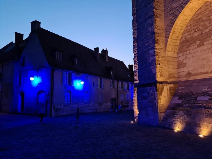 Sentier bleuté au pied de la cathédrale