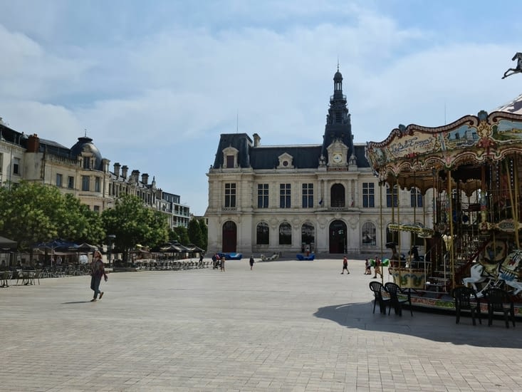 La place du Maréchal Leclerc de Poitiers, sous un autre angle