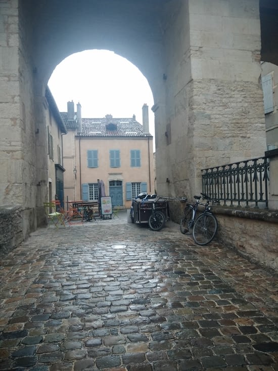 Porte de l'abbaye, devant "Chez la Louise"