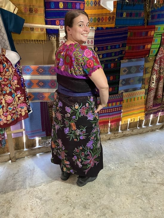 Agathe en tenue traditionnelle