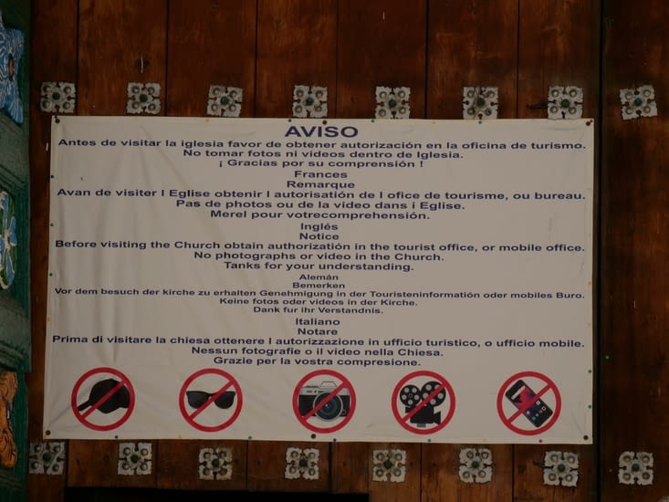 Avertissement final avant de rentrer dans l'église