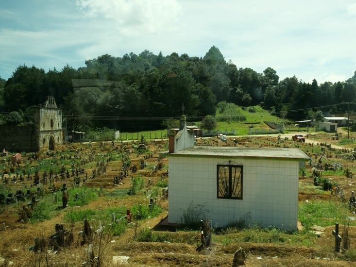 Passage devant le cimetière de Chamula pendant des explications du guide