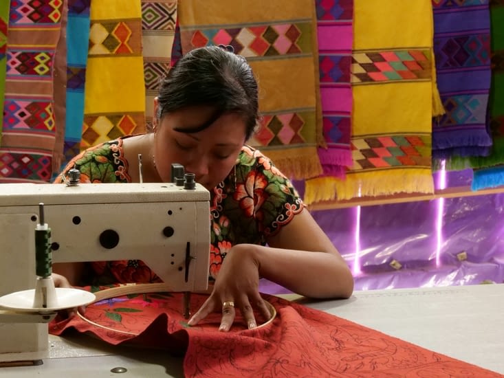 Travail à la machine à coudre pour certains motifs