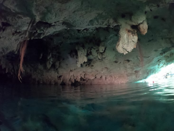 Grotte entre les deux bassins