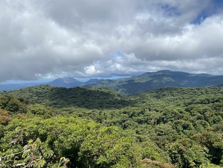 Volcan Arenal sur la gauche avec son voisin