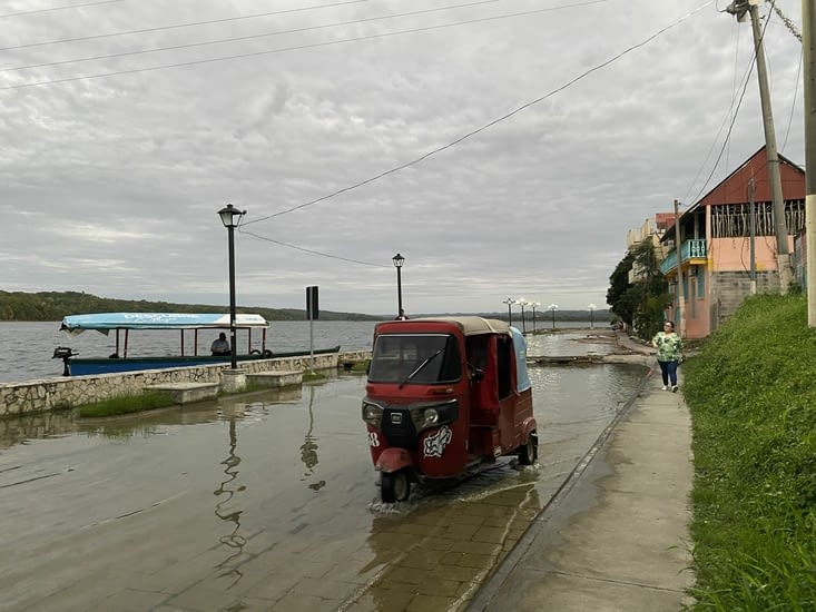 Ici le tuktuk t’amène jusqu’à la lancha malgré l’eau