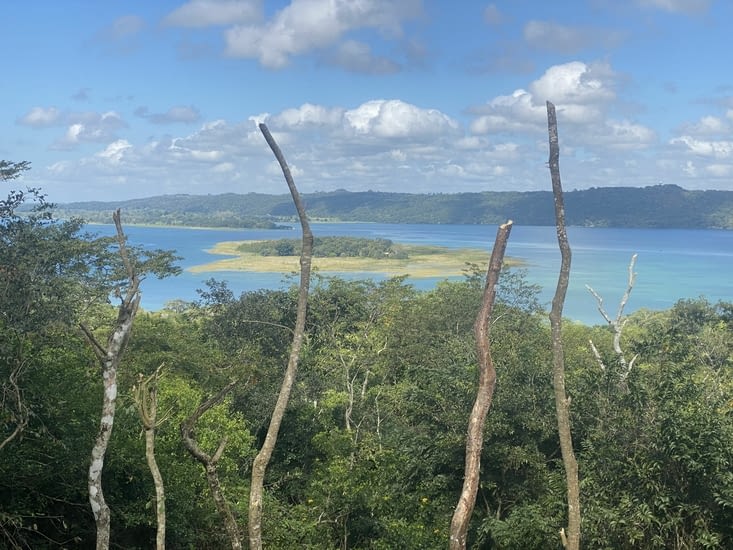 Petite île sur le lac