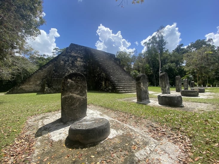 Temple et stèle