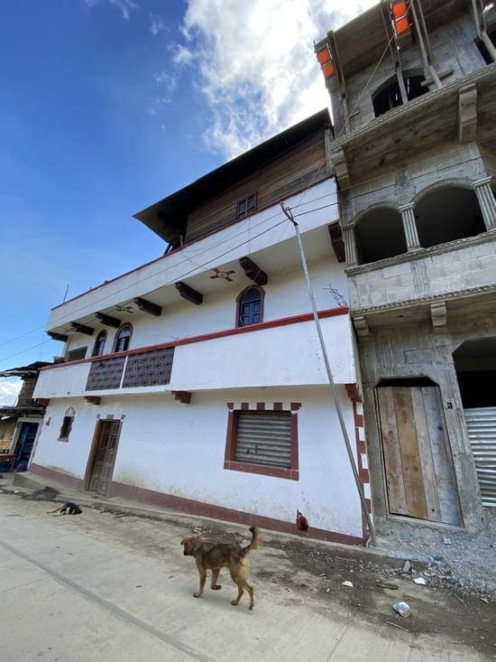 Des maisons à moitié finies (comme beaucoup dans le village)