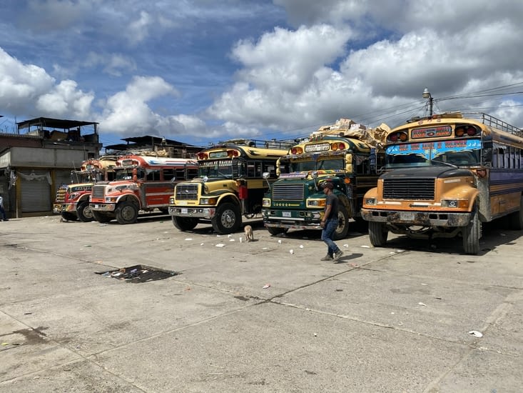 Gare routière de Nebaj plein de chicken bus (ici camionnetas)