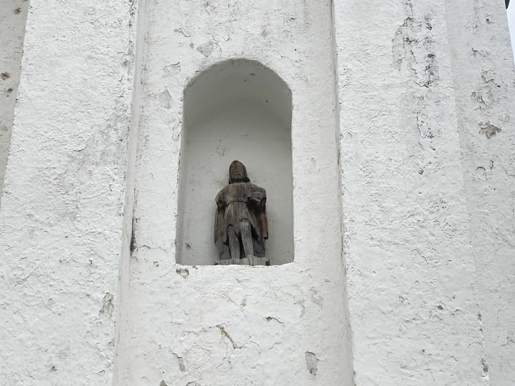 Figure en bois sur la façade de l'église