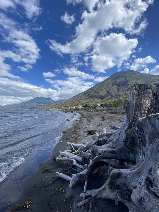 Le lac au bord du volcan