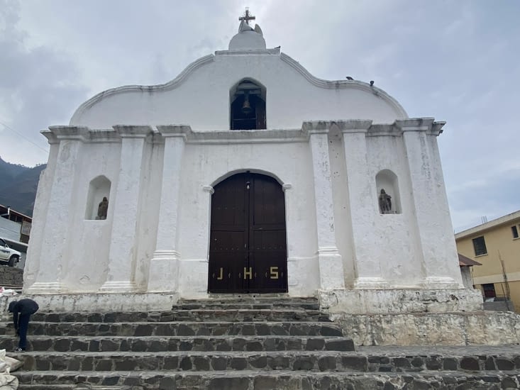 L'église accolée au terrain de basket