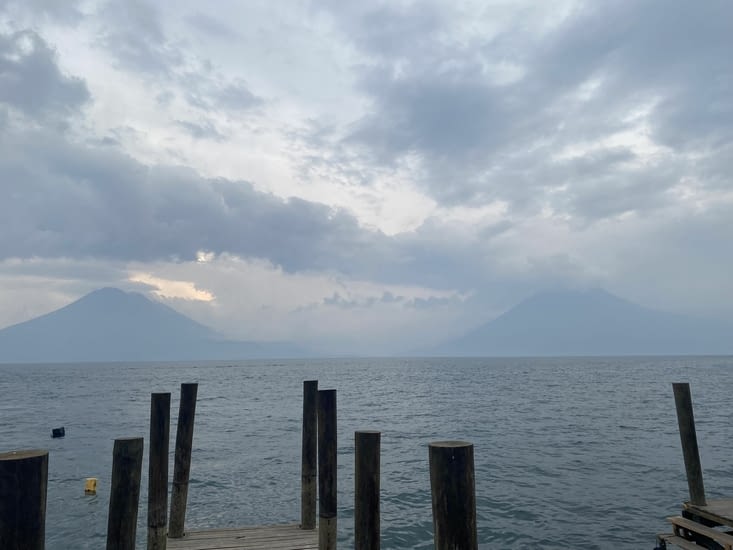 Ponton pour repartir avec vue sur deux volcans