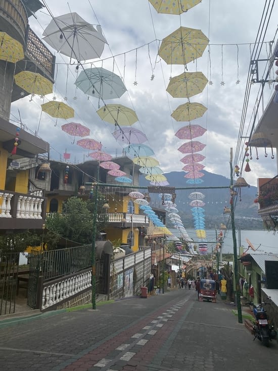 Rue touristique menant à l'embarcadère