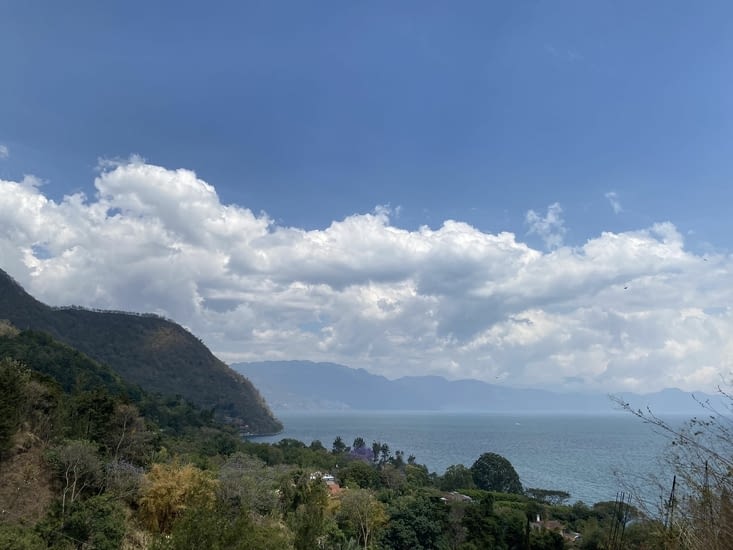 Vue sur Panajachel pendant la montée