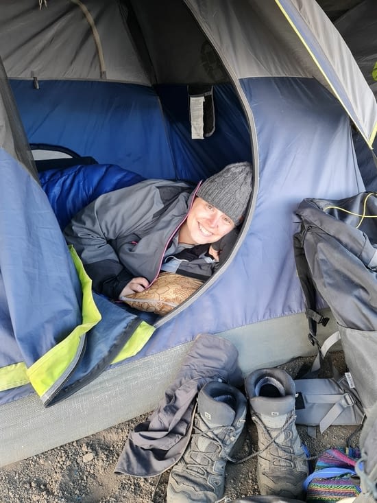 Agathe prête pour que Benjamin fasse l'Ascension du Fuego