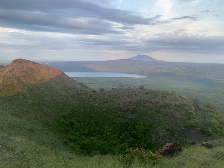 Vue sur la Lagune de Masaya et le volcan Mombacho au loin