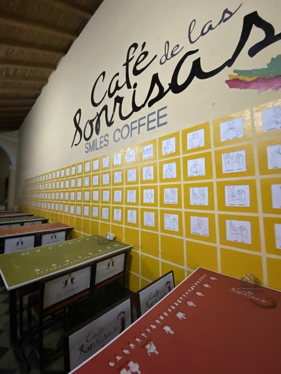 Le café avec les murs recouverts de dessins de signe