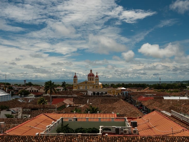Vue sur la ville et le lac