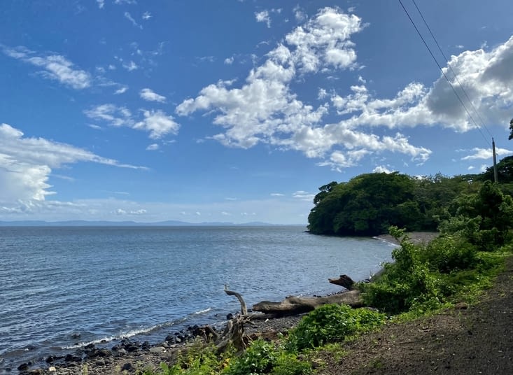 Vue sur le lac et les rives éloignées du lac