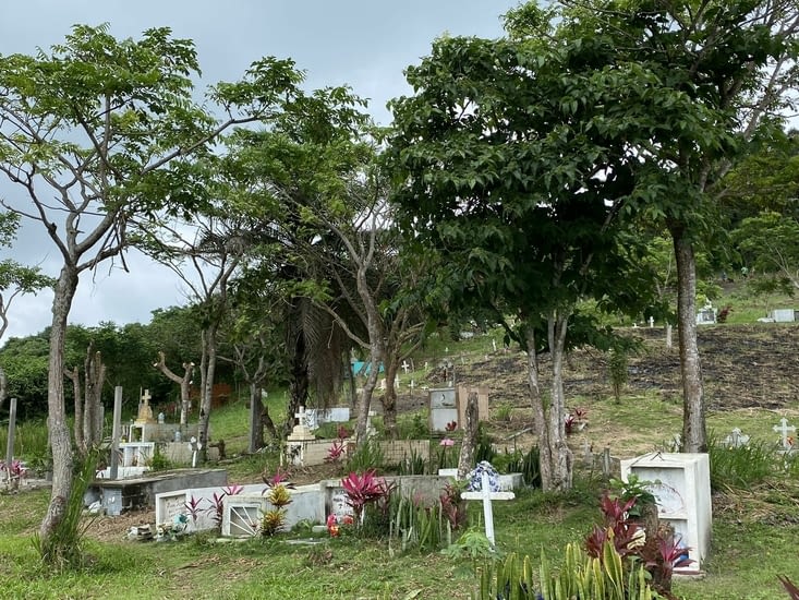 Le cimetière du village