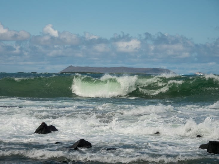 Admirer les vagues avec Isla Tortuga au loin