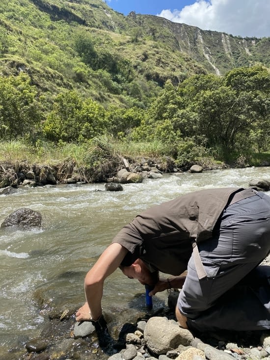 Benjamin essaye la paille filtrante