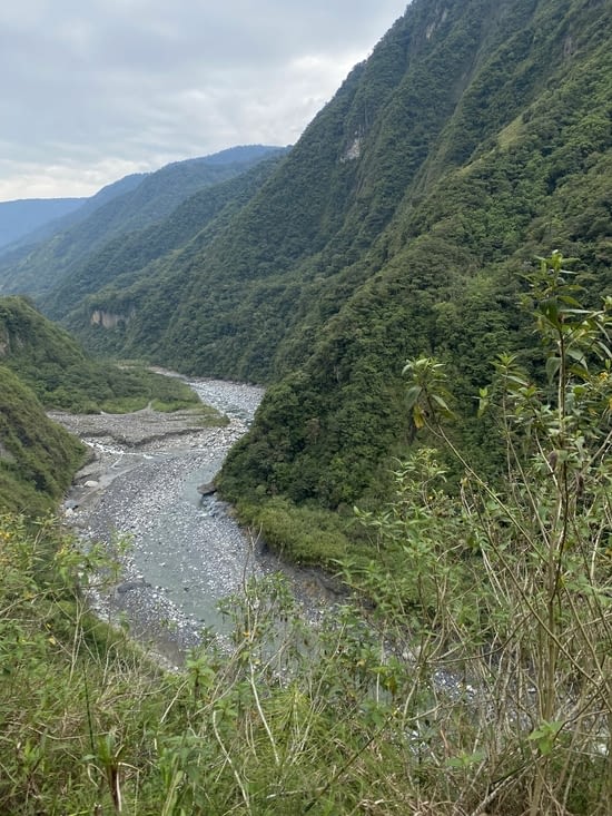 La rivière qui au fur et à mesure s’élargit