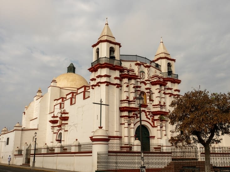 Une énorme église de Trujillo
