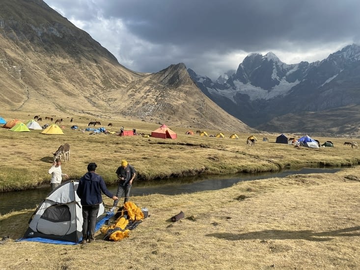 Quand on arrive au camps, nos tentes sont montées.