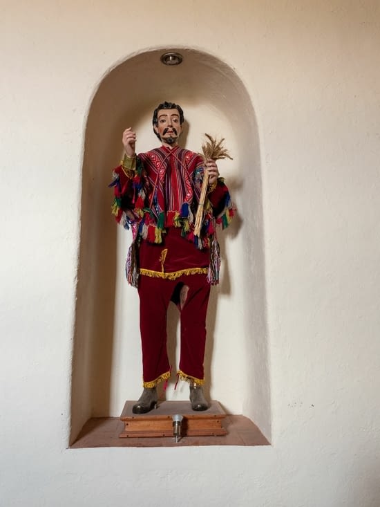 Statue avec habits traditionnels