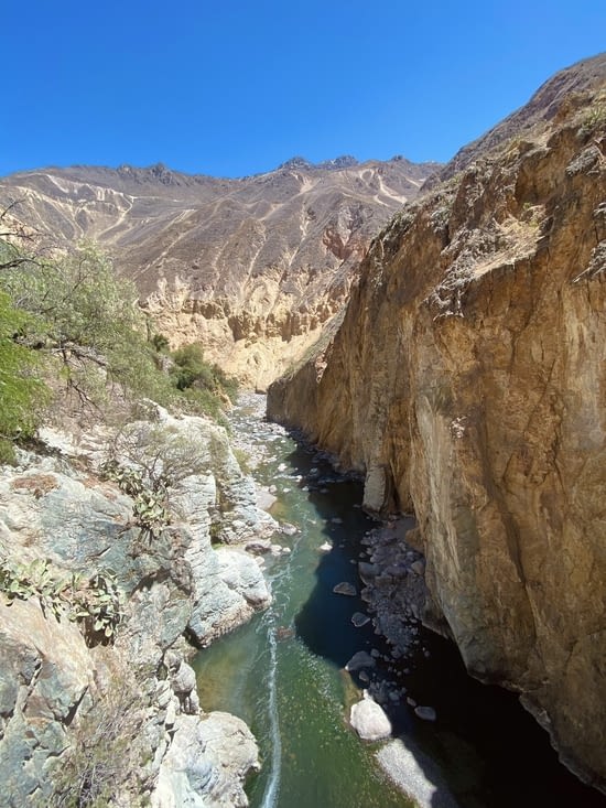 La rivière continue de creuser un chemin au fond du canyon