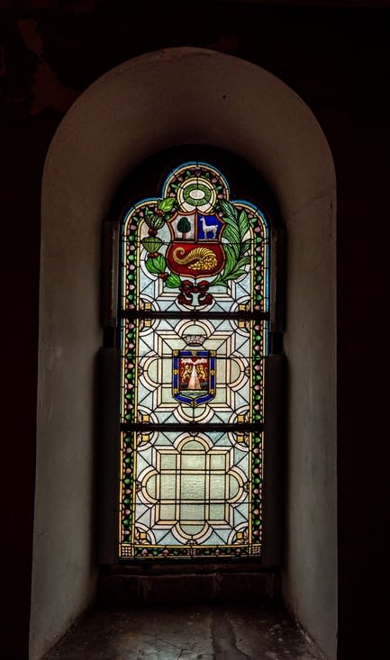 Un vitrail représentant les symboles du Pérou