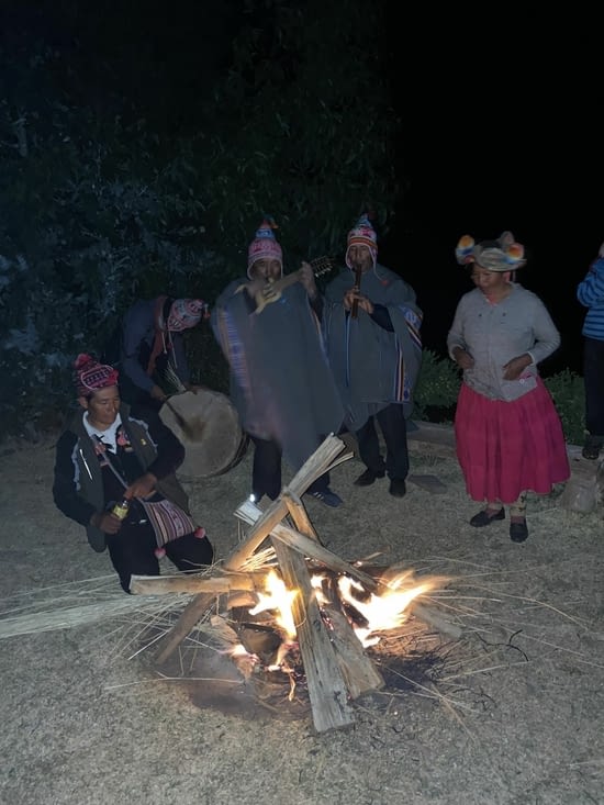 On commence la soirée autour du feu avec un groupe de musicien du village