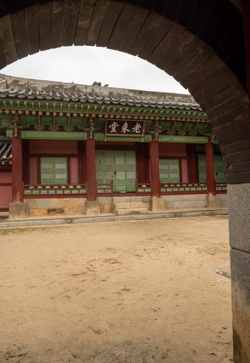 Il y a plein de passages vers d'autres cours et bâtiments